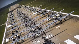 [ẢNH] Nga "gọi tái ngũ" hàng ngàn xe tăng, Mỹ đáp trả bằng hàng trăm cường kích A-10