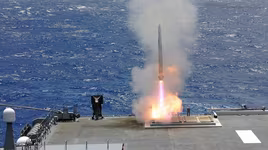 [ẢNH] Tàu sân bay Nhật Bản khoe hỏa lực không thua kém khu trục hạm