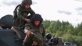 [ẢNH] Nữ chiến sĩ quân y Việt Nam tranh tài tại nội dung Sơ cứu chiến trường