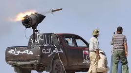 [ẢNH] Nga học tập phiến quân Lybia chế tạo tổ hợp pháo phản lực trên xe bán tải