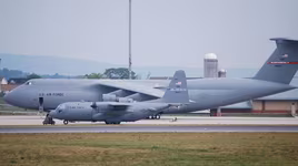 [ẢNH] Kinh ngạc khi chứng kiến những màn "đọ dáng" của các máy bay quân sự khổng lồ