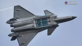 [ẢNH] Tiêm kích tàng hình J-20 lộ điểm yếu lớn khi khoe vũ khí