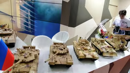 [ẢNH] Loạt mô hình thiết giáp tối tân của Nga trưng bày ngay tại Hà Nội