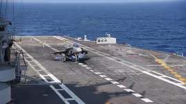 [ẢNH] Trung Quốc 'giật mình' khi tiêm kích Tejas Ấn Độ hạ cánh thành công trên tàu sân bay