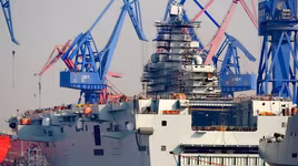 [ẢNH] Tàu đổ bộ Type 075 Trung Quốc vẫn ngổn ngang sau 4 tháng hạ thủy