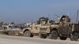 [ẢNH] Mỹ bất ngờ tiếp tục chặn đoàn xe tuần tra của quân cảnh Nga