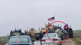 [ẢNH] Xe bọc thép Nga húc thẳng thiết giáp Mỹ khi bị cản đường?