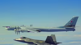 [ẢNH] ‘Gấu bay’ Tu-142 Nga lại bị F-22 Mỹ giám sát sát sạt