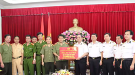 Công an Thủ đô tặng bộ đội Trường Sa xuồng tuần tra cao tốc CQ