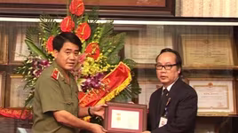 Trao kỉ niệm chương bảo vệ ANTQ cho Tổng giám đốc Đài PTTH Hà Nội 