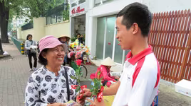 Tặng hoa cho những người phụ nữ không có ngày 20/10