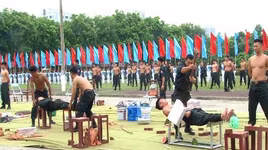 Nữ cảnh sát cơ động gây ngạc nhiên với màn khí công phá đá trên bụng