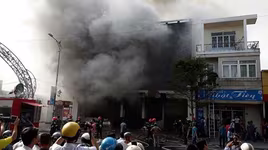 Lại hỏa hoạn trên đường Đê La Thành: Nguy cơ cháy lớn luôn rình rập