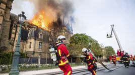 [ẢNH] Lực lượng cứu hỏa Paris đã dập tắt vụ hỏa hoạn ở Nhà thờ Đức Bà thế nào?