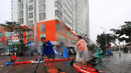 [ẢNH] Bi hài cảnh tượng: Đua thuyền, giăng lưới bắt cá ngay giữa thành phố Đà Nẵng