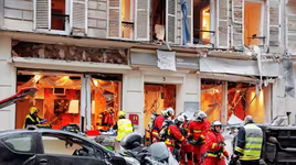 [ẢNH] Paris tan hoang như "ngày tận thế" sau vụ nổ lớn giữa thủ đô