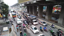 [ẢNH] Hà Nội mưa phùn, người dân di chuyển khó khăn trên hai tuyến đường dự kiến cấm xe máy