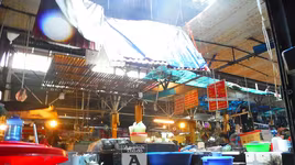 Mưa to khiến trần chợ Yên Phụ đổ sập, nhiều người thoát nạn trong gang tấc