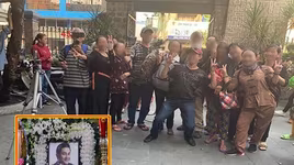 Phản cảm chen lấn, xô đẩy trong đám tang Anh Vũ chỉ để... livestream, quay clip làm Youtube