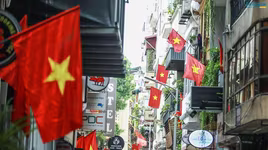 [ẢNH] Cờ đỏ sao vàng, biểu ngữ rợp trời Hà Nội mừng các ngày Lễ lịch sử của đất nước