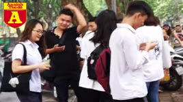 Thi THPT Quốc gia 2019: Phụ huynh sĩ tử bồn chồn chờ đợi trước cổng trường thi