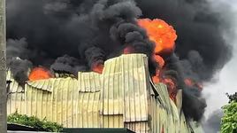 [Clip] Toàn cảnh vụ cháy dữ dội tại Khu công nghiệp Sài Đồng gần  Aeon Mall