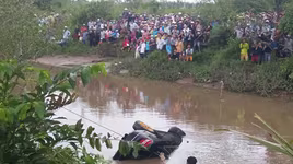 [ẢNH] Cách thoát chết trong gang tấc khi ô tô lao xuống nước