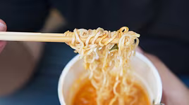 [ẢNH] Tác hại khó lường của việc ăn nhiều mỳ tôm đối với sức khỏe