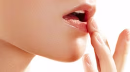 [ẢNH] 12 mẹo "cứu nguy" đôi môi nứt nẻ chảy máu mùa đông