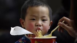 [ẢNH] "Bật mí" cách ăn mì tôm không gây hại cho sức khỏe