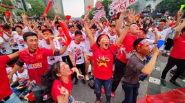 [ẢNH] TP.HCM: "Biển người" ăn mừng U22 Việt Nam vô địch SEA Games 30
