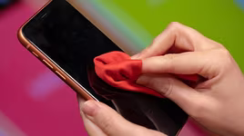 [ẢNH] Vệ sinh điện thoại đúng cách chống lây nhiễm virus Covid-19