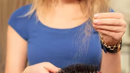 [ẢNH] Cảnh giác trước những hiểm họa từ thói quen để tóc ướt đi ngủ