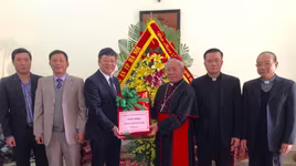 Thiếu tướng Bạch Thành Định chúc mừng Giáng sinh ngài Tổng Giám mục, Tổng Giáo phận Hà Nội