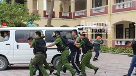 Xem cảnh sát tập đu dây tấn công đối tượng khủng bố