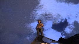 Giải cứu nam thanh niên "ngáo đá" leo lên mái nhà gây náo loạn