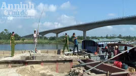 Bắt giữ 8 tàu vỏ thép hút trộm cát giữa sông