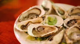 Hốt hoảng phát hiện giun, sán lồm cồm dưới da sau khi ăn hải sản tươi sống