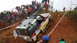 Ngắm loạt xe offroad "cực chất" lăn xả trên đường đua