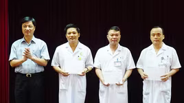 CATP Hà Nội tặng quà động viên tinh thần kíp mổ kịp thời cứu sống bệnh nhân nhiễm HIV