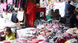 Họng cứu hỏa tại Đồng Xuân "kêu cứu" vì bị bịt kín