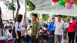 Công an quận Hai Bà Trưng trông xe miễn phí phục vụ các thí sinh