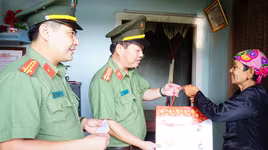  Công an Hà Nội trao tặng 2 tỷ đồng cho bà con tại rốn lũ Quảng Bình