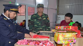 Bắt đối tượng vận chuyển 52 kg pháo lậu