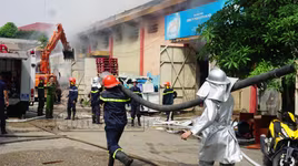 Nỗ lực cứu kho hàng nhiều lính cứu hỏa bị bụi bay vào mắt