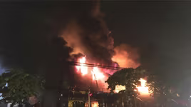 Siêu thị cháy đùng đùng trong đêm tại Hà Nội