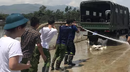 Lực lượng Cảnh sát phòng cháy, chữa cháy thau rửa vùng lũ sau nước rút