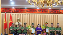 Công an Hà Nội công bố quyết định, chế độ hưu trí đối với 2 đồng chí Phó Giám đốc