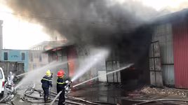 Khẩn trương điều tra nguyên nhân cháy kho hàng gần bến xe Nước Ngầm