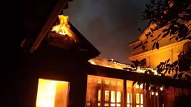 Kịp thời cứu 3 người thoát khỏi vụ cháy tại cửa hàng bán giày dép